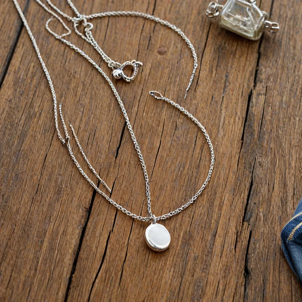 Biżuteria na co dzień – jak łączyć ją z klasycznymi jeansami i koszulą?