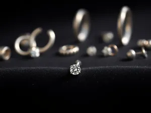 Kolczyk w brwi znaczenie: odkryj symbolikę i trendy w piercingu