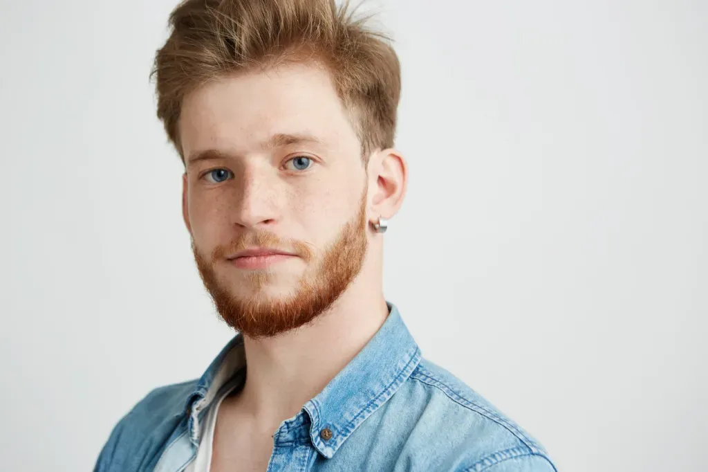 Co oznacza kolczyk w lewym uchu u mężczyzny? Odkryj symbolikę!