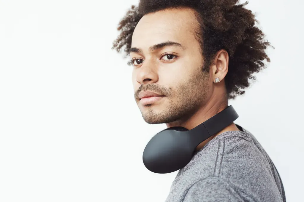 Kolczyk w uchu mężczyzny