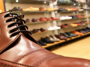 Biała bluzka elegancka – klasyka w nowoczesnym wydaniu. Jak ją wystylizować?