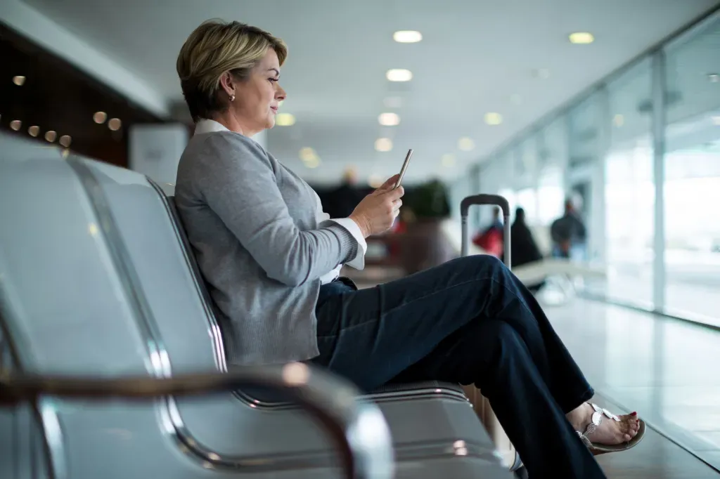 Kobieta w poczekalni czeka na samolot