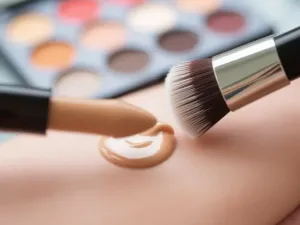 Makijaż krok po kroku: jak nałożyć podkład?